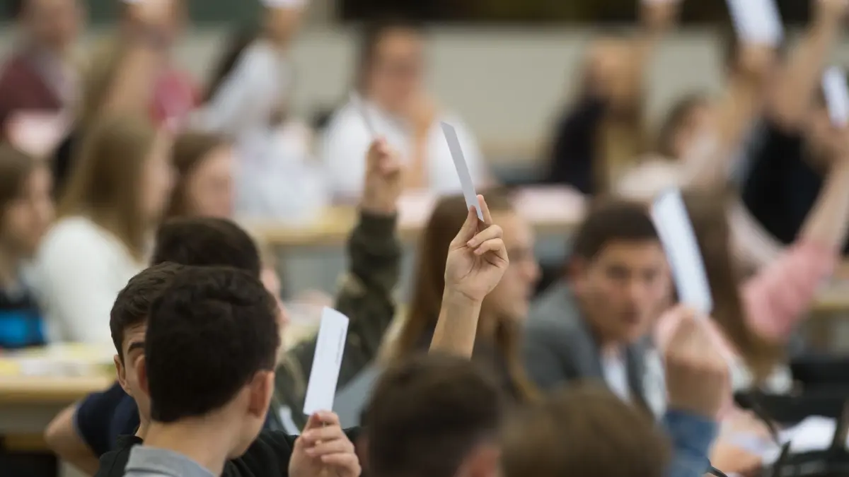Jugendparlament in einem Landtag: ARCHIV - 12.11.2018, Sachsen-Anhalt, Magdeburg: Schüler stimmen im Plenarsaal des Landtages während des Jugendparlaments 2018 über einen Antrag ab. (zu dpa: «Junge Menschen wollen politisch gern mehr mitreden») Foto: Klaus-Dietmar Gabbert/dpa-Zentralbild/dpa +++ dpa-Bildfunk +++