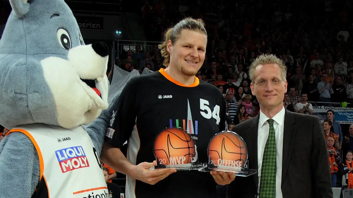 Bryant John, Pommer Jan: John Bryant, der Ulmer Center freut sich über die Auszeichnung als bester Offensivspieler und „MVP“ der Hauptrunde. Wahlberechtigt waren die Trainer und Kapitäne der 18 BBL-Klubs sowie ausgewählte Medienvertreter. Bryant ist seit der Einführung des aktuellen Wahlverfahrens (1991) der erste Spieler, der seinen MVP-Titel verteidigen konnte.