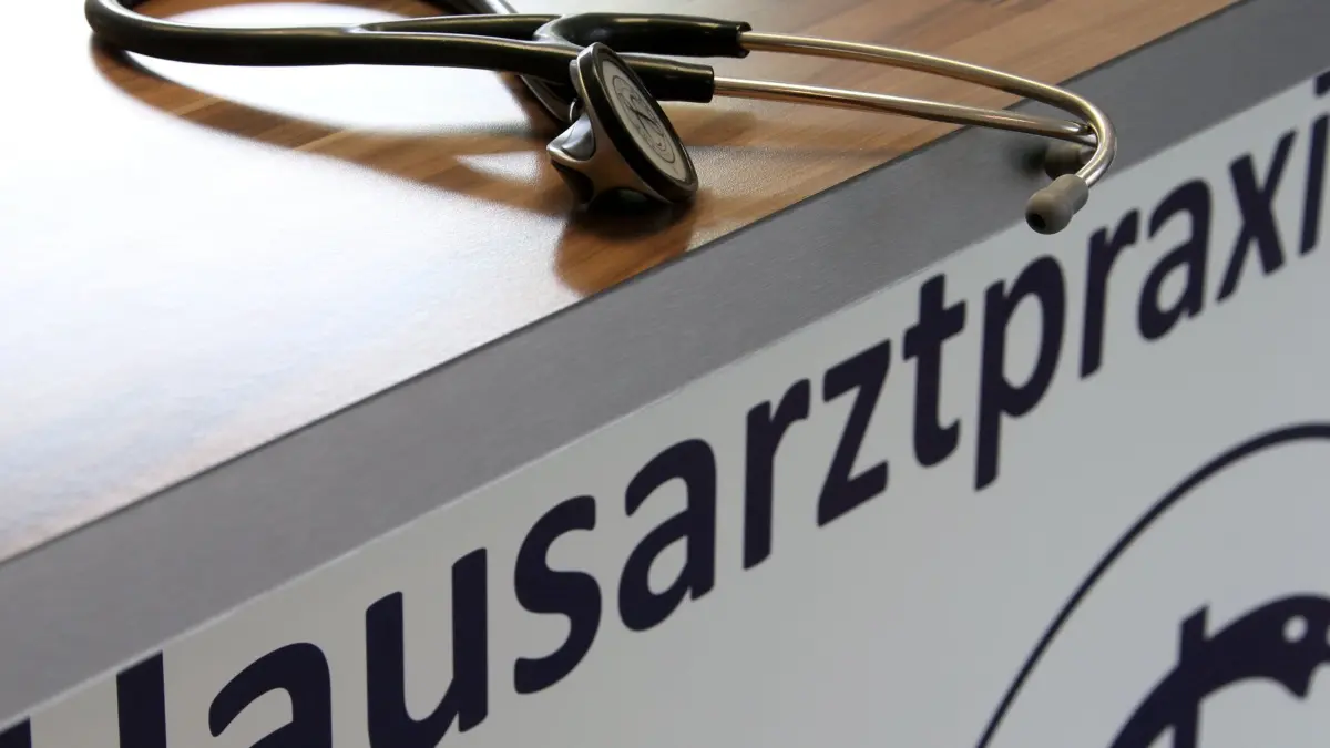 ARCHIV - 04.09.2014, NA, ---: Ein Stethoskop liegt in der Praxis eines Hausarztes auf einem Tisch. (zu dpa: «Kabinett befasst sich mit Erleichterungen für Hausärzte») Foto: Stephan Jansen/dpa +++ dpa-Bildfunk +++