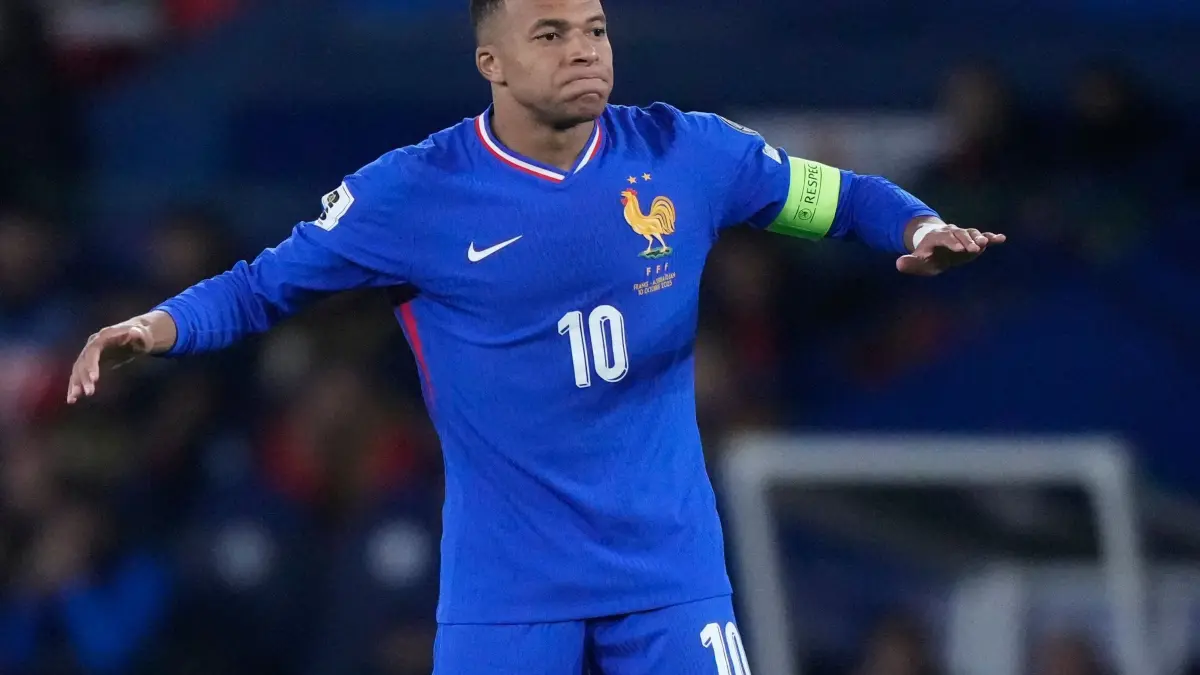 Frankreich - Aserbaidschan: 10.10.2025, Frankreich, Paris: Fußball: WM-Qualifikation Europa, Frankreich - Aserbaidschan, Gruppenphase, Gruppe D, 3. Spieltag, im Parc des Princes. Frankreichs Kylian Mbappe reagiert während des Qualifikationsspiels zur Fußball-Weltmeisterschaft. Foto: Michel Euler/AP/dpa +++ dpa-Bildfunk +++