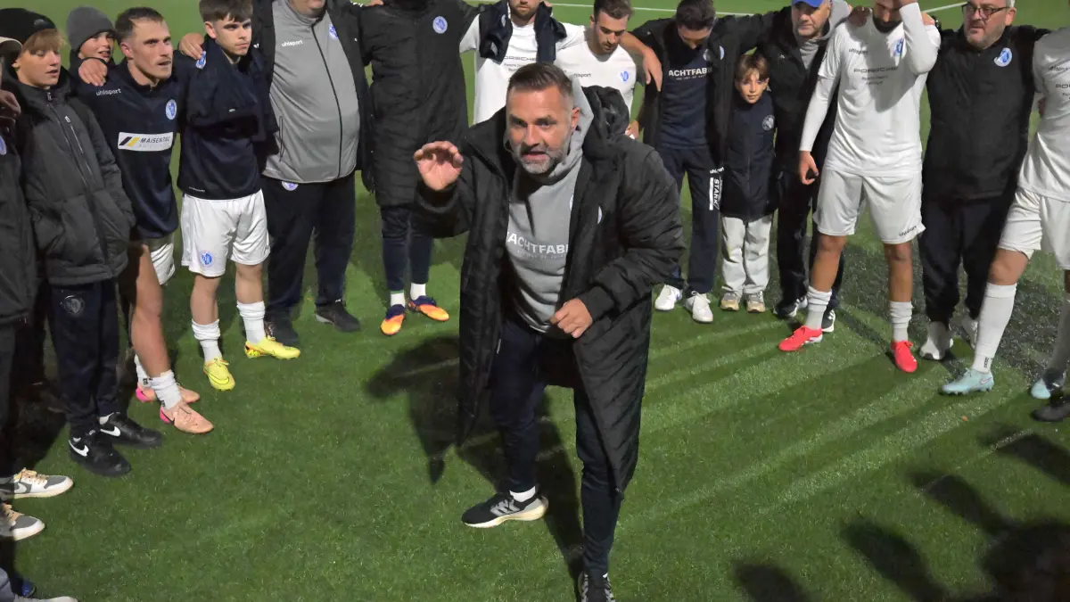 Young Boys Reutlingen vs. FC Holzhausen Fussball, Verbandsliga , 11.Spieltag, Saison 2025/2026, 10.10.2025 : Volker Grimminger (Young Boys Reutlingen, Trainer) im Kreis seiner Mannschaft
Young Boys Reutlingen vs. FC Holzhausen
Fussball, Verbandsliga , 11.Spieltag, Saison 2025/2026, 10.10.2025
Foto: Eibner-Pressefoto/ Tobias Baur