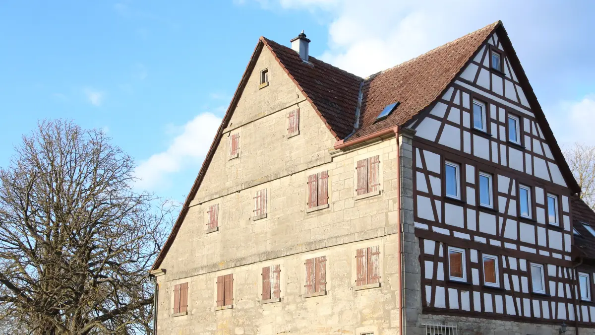 Im Jugendheim Hohenlohe in Herboldshausen, das dem Bund für Gotterkenntnis (Ludendorff) gehört, geben sich Feinde der Demokratie die Klinke in die Hand.