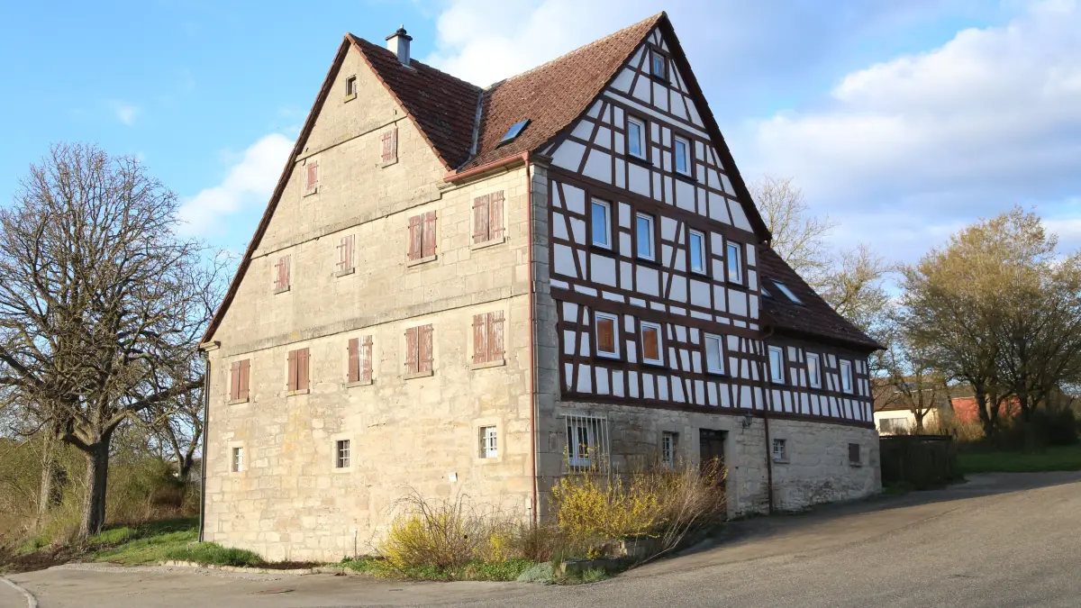 Im Jugendheim Hohenlohe in Herboldshausen, das dem Bund für Gotterkenntnis (Ludendorff) gehört, geben sich Feinde der Demokratie die Klinke in die Hand.
