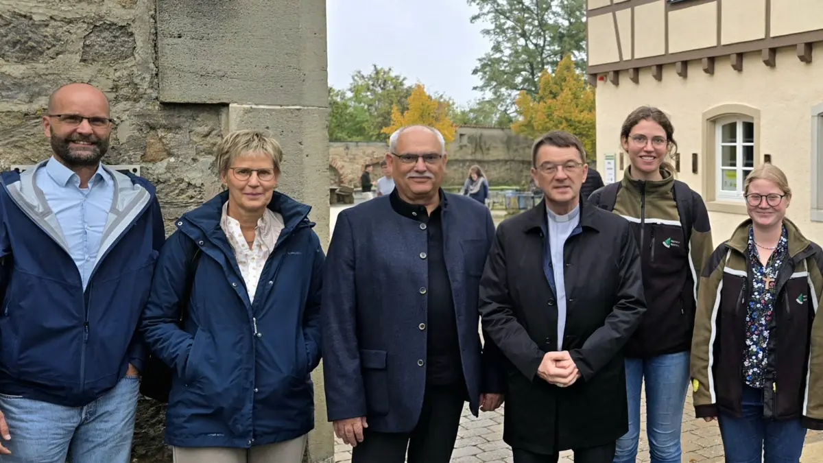 V.l.n.r. Jan Springorum (Forschungsreferent), Dr. Katrin Schwineköper (Forschungsreferentin), Prof. Dr. Bastian Kaiser (Rektor), Bischof Dr. Klaus Krämer, Inga Dittmann und Deborah Faber (Studentinnen, Vertreterinnen des HFR Bibelkreises)