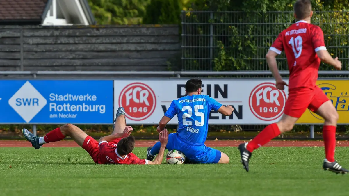 FC Rottenburg vs. VfB Friedrichshafen, Fussball, Verbandsliga Wuerttemberg, 11. Spieltag, Saison 2025/2026, 11.10.2025: Zweikampf, Erbas Emirhan (VfB Friedrichshafen, #25), Moritz Rohrer (FC Rottenburg, #18), rechts Manuel Weber (FC Rottenburg, #19)
FC Rottenburg vs. VfB Friedrichshafen, Fussball, Verbandsliga Wuerttemberg, 11. Spieltag, Saison 2025/2026, 11.10.2025,
Foto: Eibner-Pressefoto/Ralph Kunze