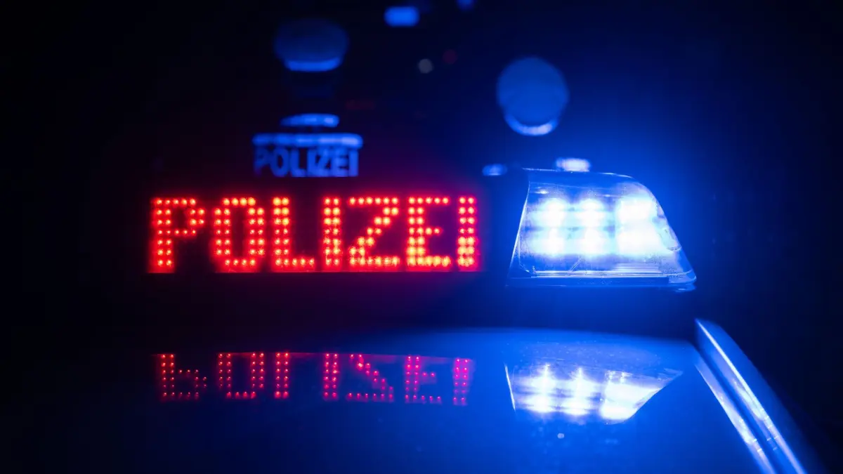 Polizei: ILLUSTRATION - 30.11.2023, Baden-Württemberg, Stuttgart: Zwei Polizisten stehen im Rahmen eines Fototermins vor einem Polizeifahrzeug (gestellte Szene). (zu dpa: «Autofahrer liefern sich Rennen in Ulm – Polizei greift ein») Foto: Marijan Murat/dpa +++ dpa-Bildfunk +++