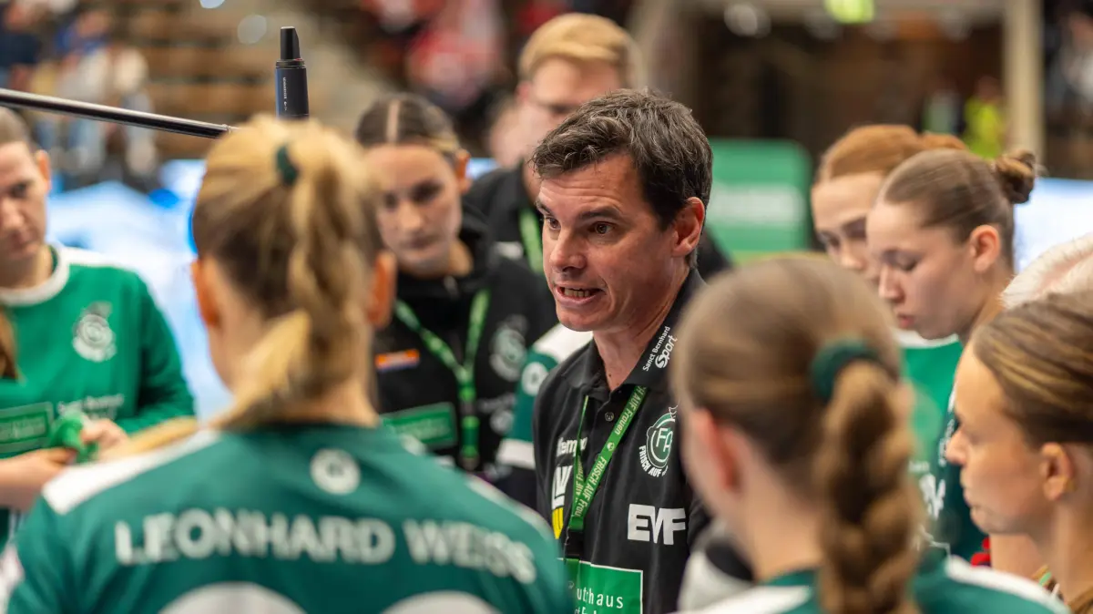 Frisch Auf Goeppingen Frauen vs. Thueringer HC, Handball, Bundesliga, 05. Spieltag, Saison 2025/2026, 11.10.2025: Nico Kiener Frisch Auf Goeppingen, Cheftrainer, Frisch Auf Goeppingen Frauen vs. Thueringer HC, Handball, Bundesliga, 05. Spieltag, Saison 2025/2026, 11.10.2025, Frisch Auf Goeppingen Frauen vs. Thueringer HC, Handball, Bundesliga, 05. Spieltag, Saison 2025/2026, 11.10.2025 Goeppingen *** Nico Kiener Frisch Auf Goeppingen, Head Coach , Frisch Auf Goeppingen Women vs Thueringer HC, Handball, Bundesliga, 05 Matchday, Season 2025 2026, 11 10 2025, Frisch Auf Goeppingen Women vs Thueringer HC, Handball, Bundesliga, 05 Matchday, Season 2025 2026, 11 10 2025 Goeppingen Copyright: xEibner-Pressefoto/MaxxVogelx EP_MVL