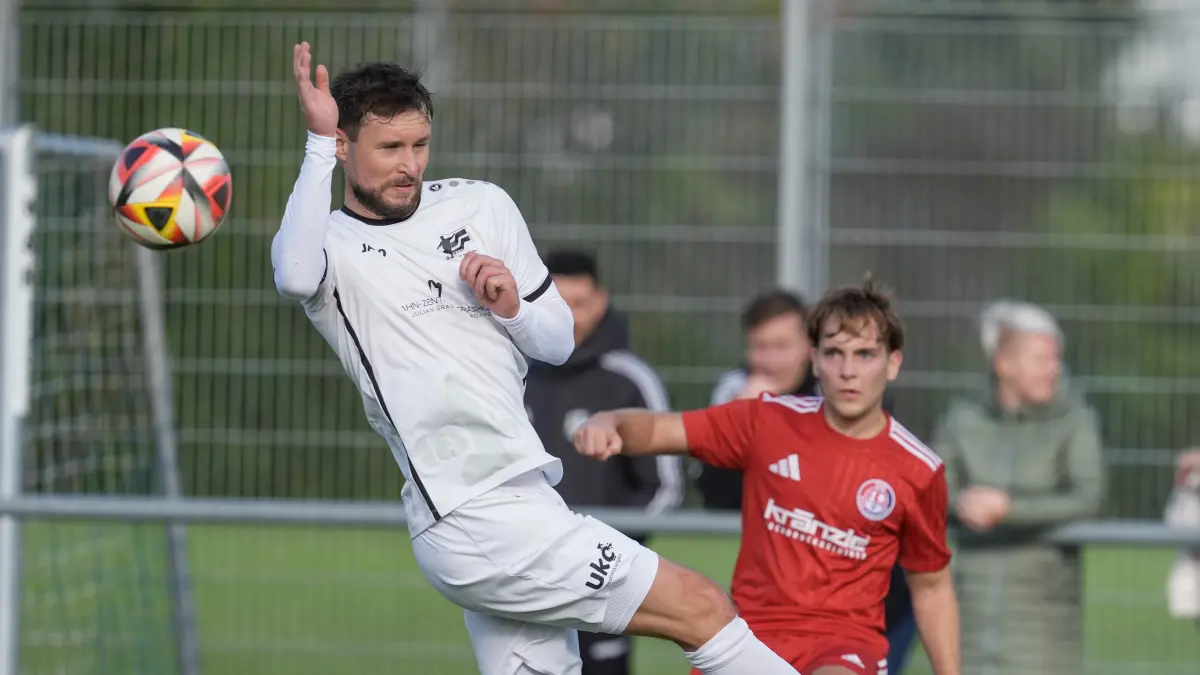 Fußball - Landesliga - Donau/Iller - TSV Neu-Ulm gegen TSV Buch, Daniel Dewein (weiß)