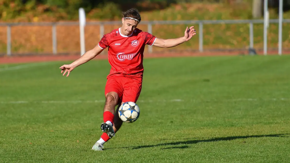 FC Rottenburg vs. VfB Friedrichshafen, Fussball, Verbandsliga Wuerttemberg, 11. Spieltag, Saison 2025/2026, 11.10.2025: Julian Marco Kiesecker (FC Rottenburg, #21) beim Freistoss, Freisteller,
FC Rottenburg vs. VfB Friedrichshafen, Fussball, Verbandsliga Wuerttemberg, 11. Spieltag, Saison 2025/2026, 11.10.2025,
Foto: Eibner-Pressefoto/Ralph Kunze