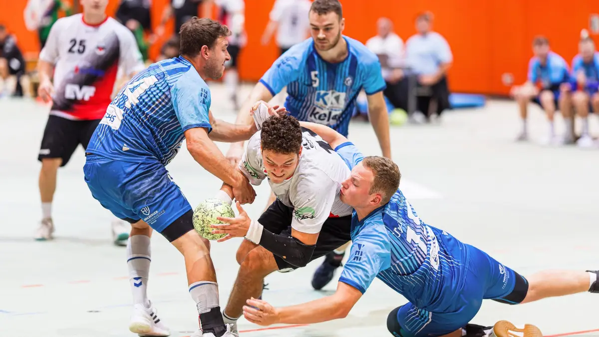 Handball Landesliga: Handball Landesliga; TV Altenstadt - TV Treffelhausen;
Steffen Baur (TV Treffelhausen, #14) und Lukas Grieser (TV Treffelhausen, #15) stoppen Luca-Manuel Kohn (TV Altenstadt, #13);
11.10.2025; Michelberghalle; Geislingen.
Foto: Thomas Madel