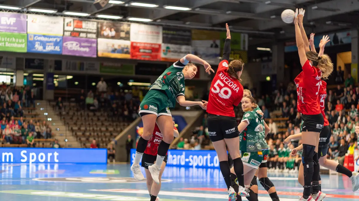 Frisch Auf Goeppingen Frauen vs. Thueringer HC, Handball, Bundesliga, 05. Spieltag, Saison 2025/2026, 11.10.2025: Stephanie Elies (Frisch Auf Goeppingen, #63), Csenge Kuczora (Thueringer HC, #59) und Anika Niederwieser (Thueringer HC, #14) Im Block,
Frisch Auf Goeppingen Frauen vs. Thueringer HC, Handball, Bundesliga, 05. Spieltag, Saison 2025/2026, 11.10.2025,
Foto: Eibner-Pressefoto/Max Vogel