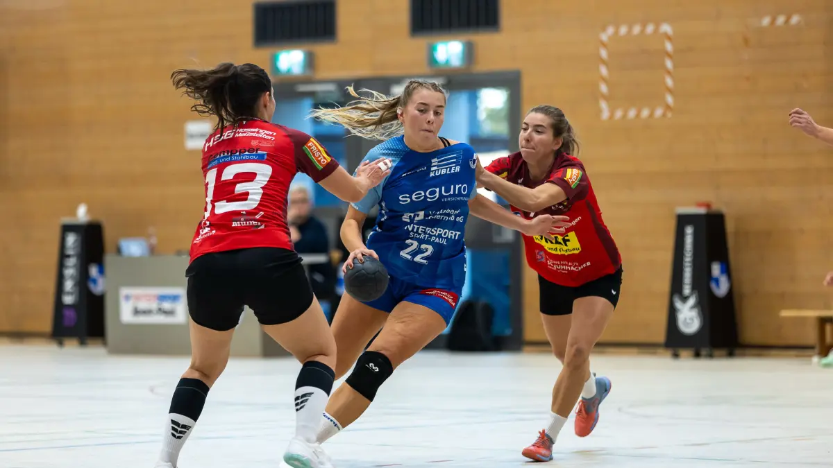 TV Weilstetten-HSG Hossingen-Meßstetten, Frauen-Verbandsliga Staffel 3, Spieltag 4, Saison 2025/2026,, Hallenrunde 2025/2026, 11.10.25 : Zweikampf, Duell, Kampf, tackle, duel, duel, fight, tackle Nadine Roethlingshoefer (HSG Hossingen-Messstetten, #13), Nele Bix (TV Weilstetten, #22) und Nathalie Klaszka (HSG Hossingen-Messstetten, #07)
TV Weilstetten-HSG Hossingen-Meßstetten, Handball, Frauen-Verbandsliga Staffel 3, Spieltag 4, Saison 2025/2026,, Hallenrunde 2025/2026, 11.10.25
Foto: Eibner-Pressefoto/Thiemann Kirsten