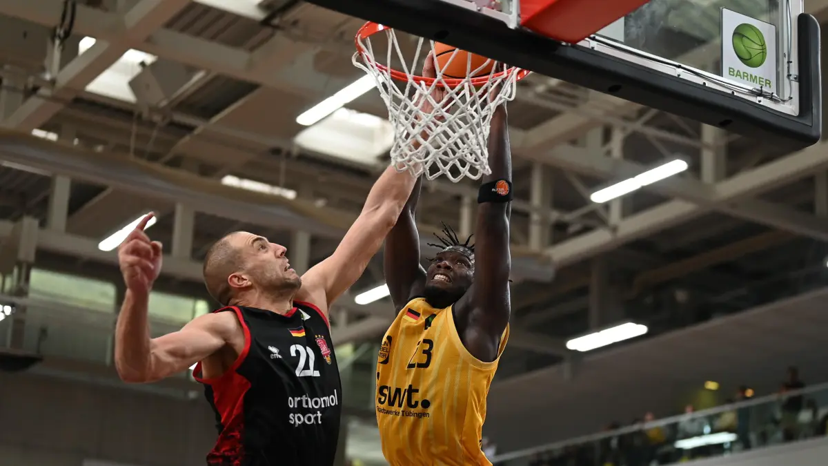 GER, Tigers Tuebingen vs. Bayer Giants Leverkusen, Basketball, Herren, Pro A, 2. Barmer Basketball Bundesliga, Saison 2025/2026, 12.10.2025: Dennis Heinzmann (Bayer Giants Leverkusen, #22) blockt Melkisedek Moreaux (Tigers Tuebingen, #23)
GER, Tigers Tuebingen vs. Bayer Giants Leverkusen, Basketball, Herren, Pro A, 2. Barmer Basketball Bundesliga, Saison 2025/2026, 12.10.2025
Foto: Eibner-Pressefoto/Nicolas Woern