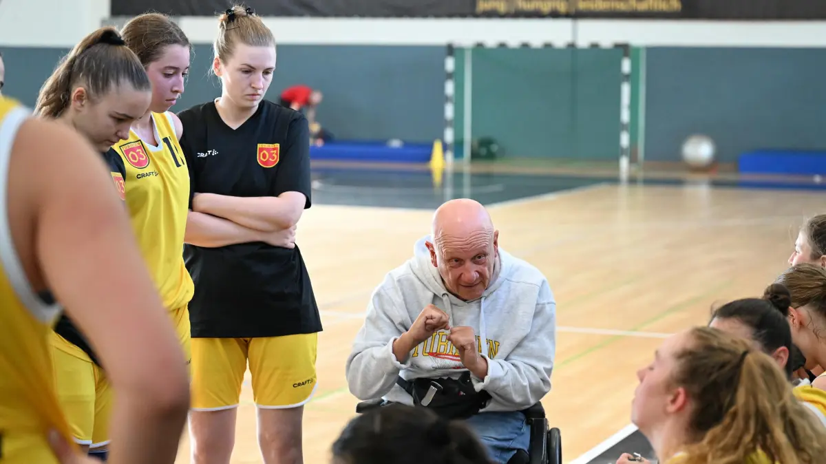 Regionalliga Frauen Baden-Württemberg, Saison 2025/2026 - SV 03 Tübingen - TSV Malmsheim: Regionalliga Frauen Baden-Württemberg, Saison 2025/2026 - SV 03 Tübingen - TSV Malmsheim, 12.10.2025 - Trainer Thomas Unger (SV 03 Tübingen) in der Auszeit
Foto: Axel Grundler