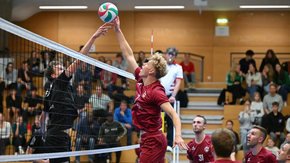 Volleyball Regionalliga Süd Männer, TSG Tübingen - VfB Ulm: Volleyball Regionalliga Süd Männer, TSG Tübingen - VfB Ulm, 11.10.2025 - am Netz links Jonathan Rzepa (Ulm) - rechts Carl Kaiser (TSG Tübingen)
Foto: Axel Grundler