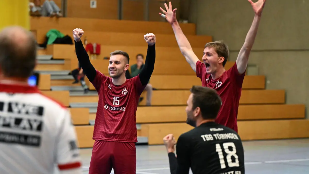 Volleyball Regionalliga Süd Männer, TSG Tübingen - VfB Ulm: Volleyball Regionalliga Süd Männer, TSG Tübingen - VfB Ulm, 11.10.2025 - hinten Jonas Kuhn (15) - rechts Kai Wolf - vorne Bennet Wattjes (alle TSG Tübingen)
Foto: Axel Grundler