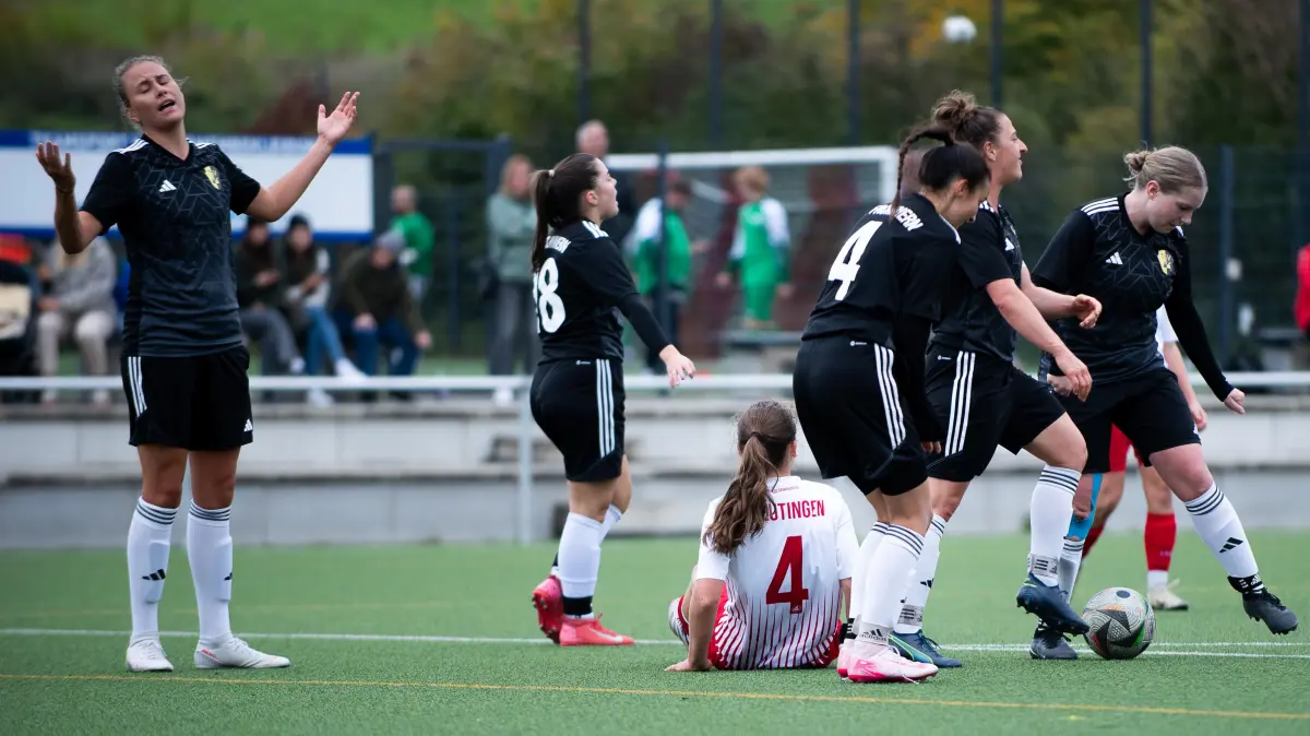 SV Eutingen vs. TSV Frommern, FRAUEN Fussball, Verbandsliga, 5. Spieltag, 2025/2026, 12.10.2025,: Lene Berner (SV Eutingen, #04) am Boden gegen Leonie Linder (TSV Frommern, #04), es wird auf Foul und Elfmeter entschieden, Unverstaendnis beim Gegner,
SV Eutingen vs. TSV Frommern, FRAUEN Fussball, Verbandsliga, 5. Spieltag, 2025/2026, 12.10.2025,
Eibner-Pressefoto/Andreas Ulmer