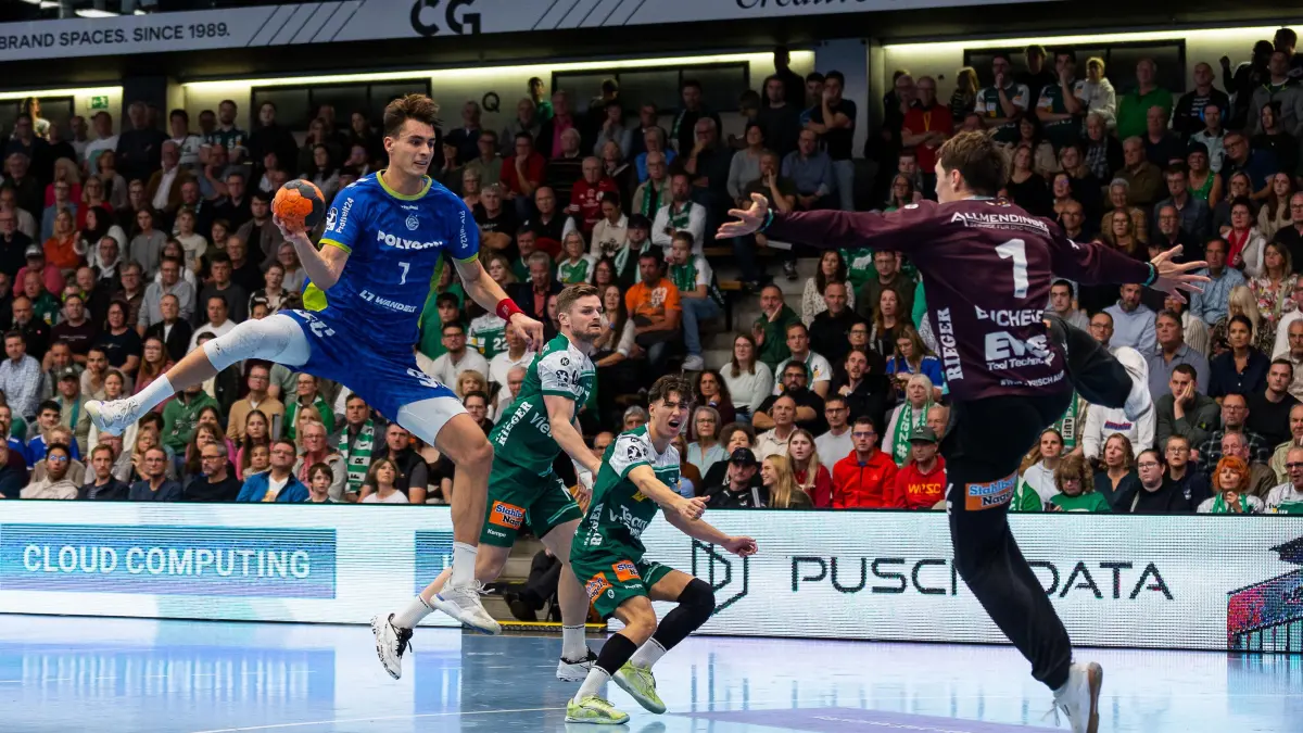 GER, FRISCH AUF! Goeppingen (FAG) vs. VfL Gummersbach (GUM), Handball, Maenner, Daikin Handball Bundesliga (HBL), 11. Spieltag, Spielzeit 2025/2026, 12.10.2025: Julian KOESTER (VfL Gummersbach, #07) erzielt ein Tor, Aktion, Torwurf gegen Julian BUCHELE (FRISCH AUF! Goeppingen, #01)
GER, FRISCH AUF! Goeppingen (FAG) vs. VfL Gummersbach (GUM), Handball, Maenner, Daikin Handball Bundesliga (HBL), 11. Spieltag, Spielzeit 2025/2026, 12.10.2025
Foto: Eibner-Pressefoto/Oliver Schmidt