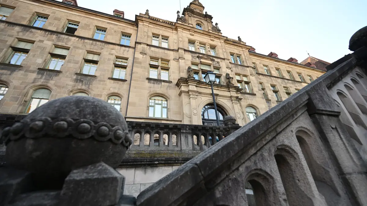 Prozess gegen Psychotherapeuten wegen sexuellen Missbrauchs: ARCHIV - 21.02.2022, Baden-Württemberg, Tübingen: Das Landgericht in Tübingen. Ein Angeklagter soll im Rahmen einer Psychotherapie in 46 Fällen eine Patientin bis kurz vor deren 21. Geburtstag sexuell missbraucht haben. (zu dpa: «Prozess - Mann stößt Mann aus Fenster und vergewaltigt ihn») Foto: Bernd Weißbrod/dpa +++ dpa-Bildfunk +++