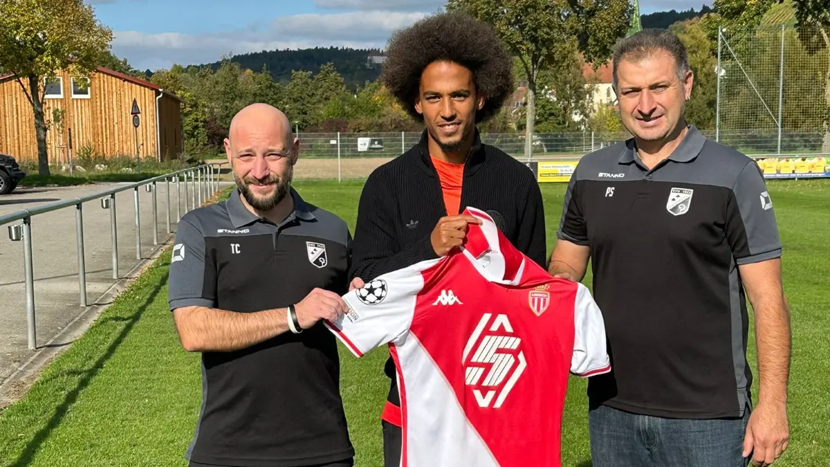 Thilo Kehrer (Mitte) mit Tino Casula (links) und Peter Stickel vom SV Unterjesingen.
