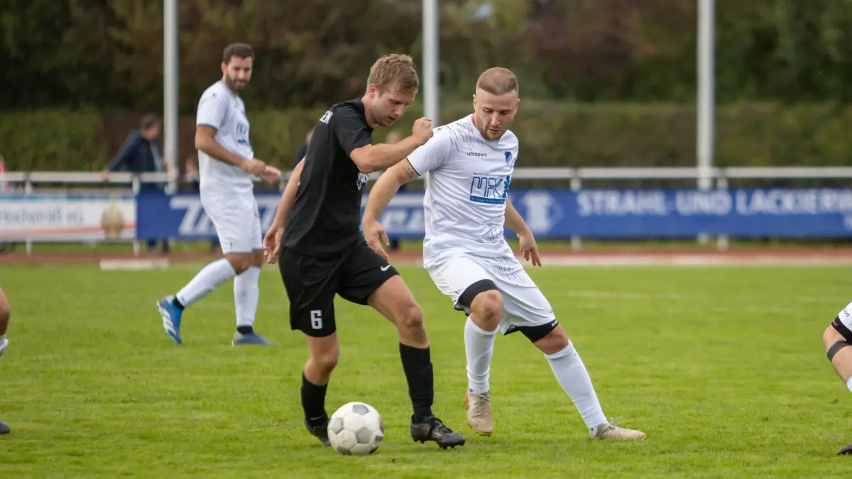 TSG Ehingen - SG Öpfingen 1:1 Bezirksliga Philipp Mall (r.) Fabian Heitele (l.)