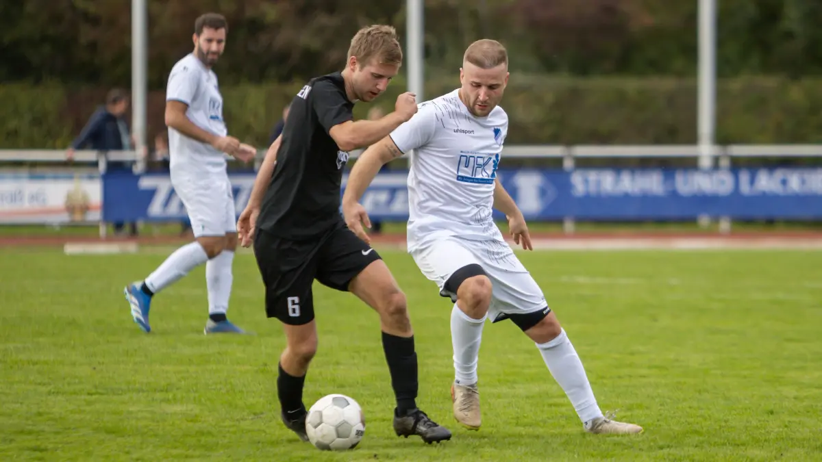 TSG Ehingen - SG Öpfingen 1:1 Bezirksliga Philipp Mall (r.) Fabian Heitele (l.)