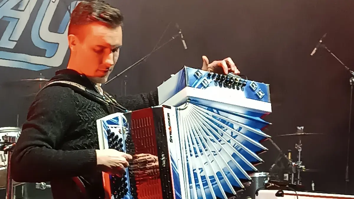 Mehr als nur ein Pausenfüller: Akkordeonspieler Toni setzte einen ganz anderen musikalische Farbtupfer.