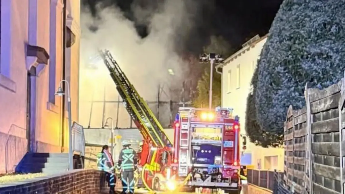 In der Nacht auf Sonntag wurde ein leerstehendes Wohnhaus direkt neben der Kirche des Hechinger Stadtteils Stein durch ein Feuer zerstört.