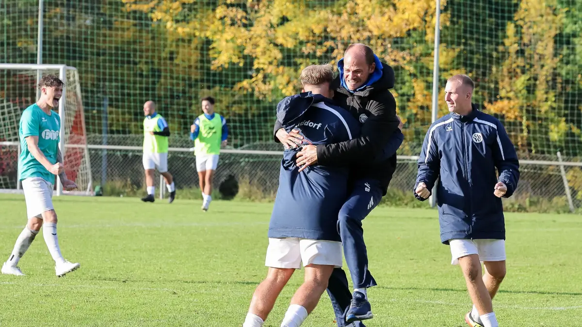 SV Pfrondorf vs. SV Walddorf, Fussball, Bezirksliga Alb, Spieltag 9, Spielzeit 2025/2026, 12.10.2025: Jubel bei Sven Pichler (SV Walddorf, Cheftrainer) und Fabian Dillmann (SV Walddorf, #03) nach dem Tor zum 1:2,
SV Pfrondorf vs. SV Walddorf, Fussball, Bezirksliga Alb, Spieltag 9, Spielzeit 2025/2026, 12.10.2025,
Foto: Eibner-Pressefoto/Sebastian Reese
