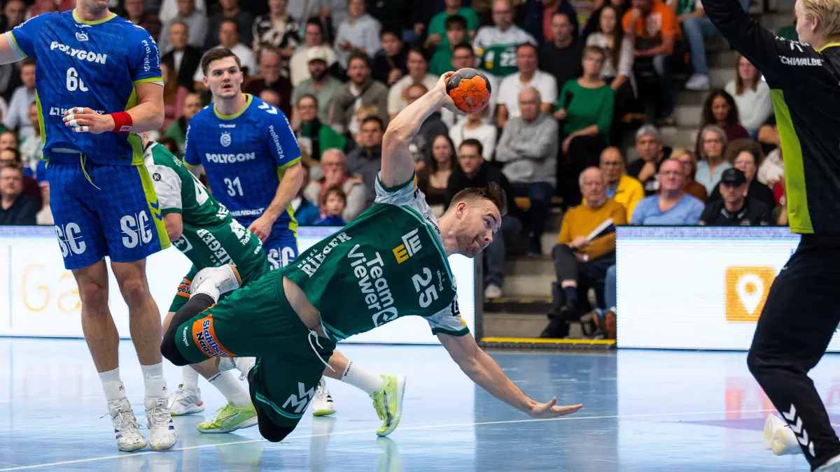 GER, FRISCH AUF! Goeppingen (FAG) vs. VfL Gummersbach (GUM), Handball, Maenner, Daikin Handball Bundesliga (HBL), 11. Spieltag, Spielzeit 2025/2026, 12.10.2025: Ludvig JURMALA (FRISCH AUF! Goeppingen, #25) erzielt ein Tor, Aktion, Torwurf
7GER, FRISCH AUF! Goeppingen (FAG) vs. VfL Gummersbach (GUM), Handball, Maenner, Daikin Handball Bundesliga (HBL), 11. Spieltag, Spielzeit 2025/2026, 12.10.2025
Foto: Eibner-Pressefoto/Oliver Schmidt