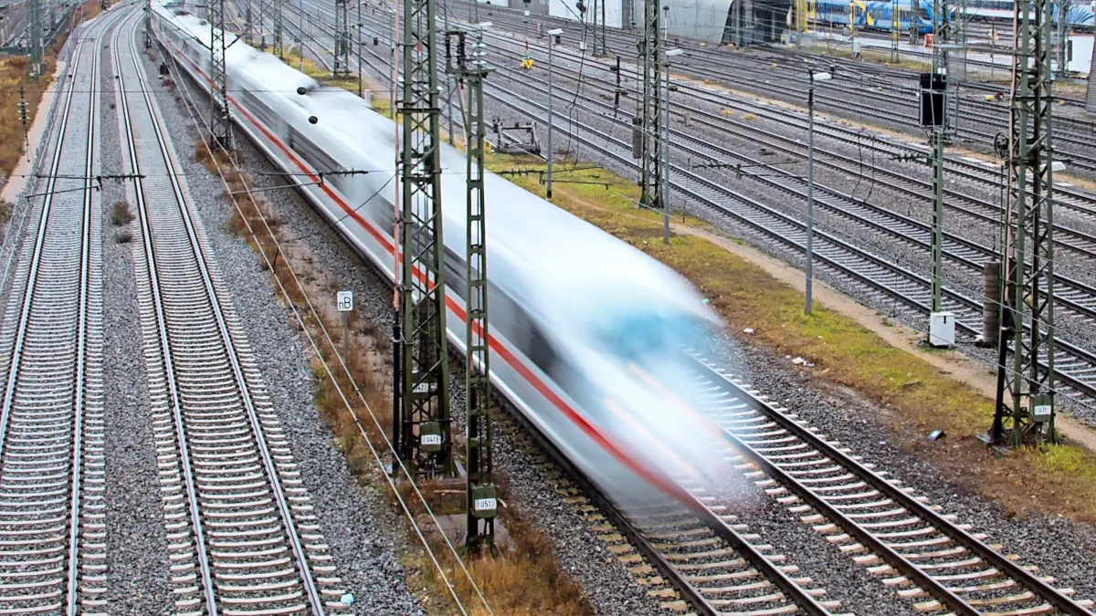 Ein Sonderzug der Deutschen Bahn (DB) fährt am 08.12.2017 am Hauptbahnhof in München ab. Die Deutsche Bahn feiert am 08.12.2017 die Eröffnung ihrer neuen Schnellfahrstrecke von München nach Berlin. Der ICE-Sprinter schafft die Strecke München - Berlin nach Angaben der Bahn künftig in knapp vier Stunden. Foto: Amelie Geiger/dpa +++(c) dpa - Bildfunk+++