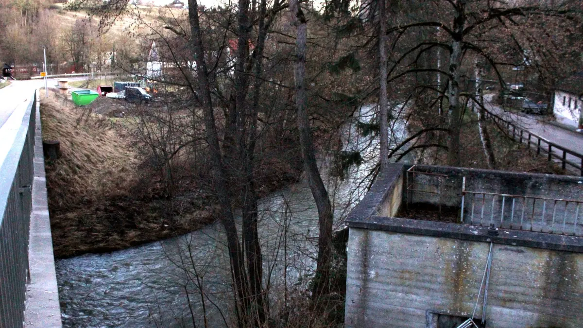 Das alte Pumpwerk am Beginn der Talstraße (rechts im Vordergrund) ist marode. Es soll auf anderen Seite der Bühler auf der Fläche vor dem aktuellen Baulager (im Hintergrund) neu gebaut werden.