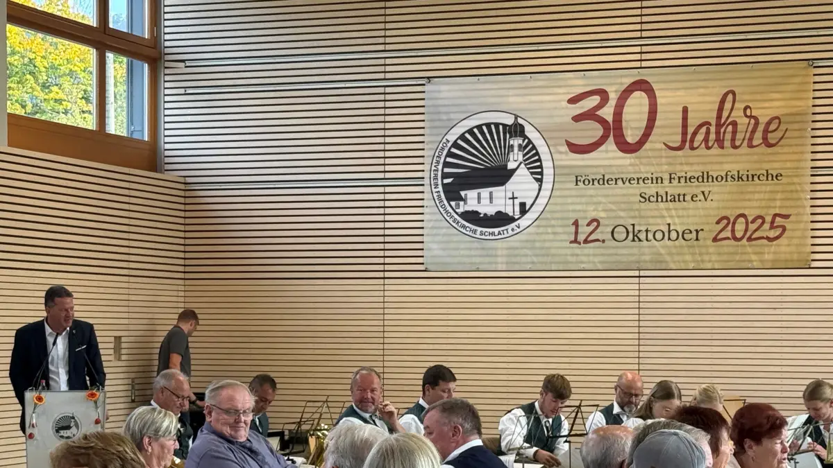 Bürgermeister Philipp Hahn gratulierte dem Stadtteil Schlatt zu dessen erfolgreichem Förderverein und ließ überdies wissen, dass die Friedhofskirche gut 750 Jahre alt ist.