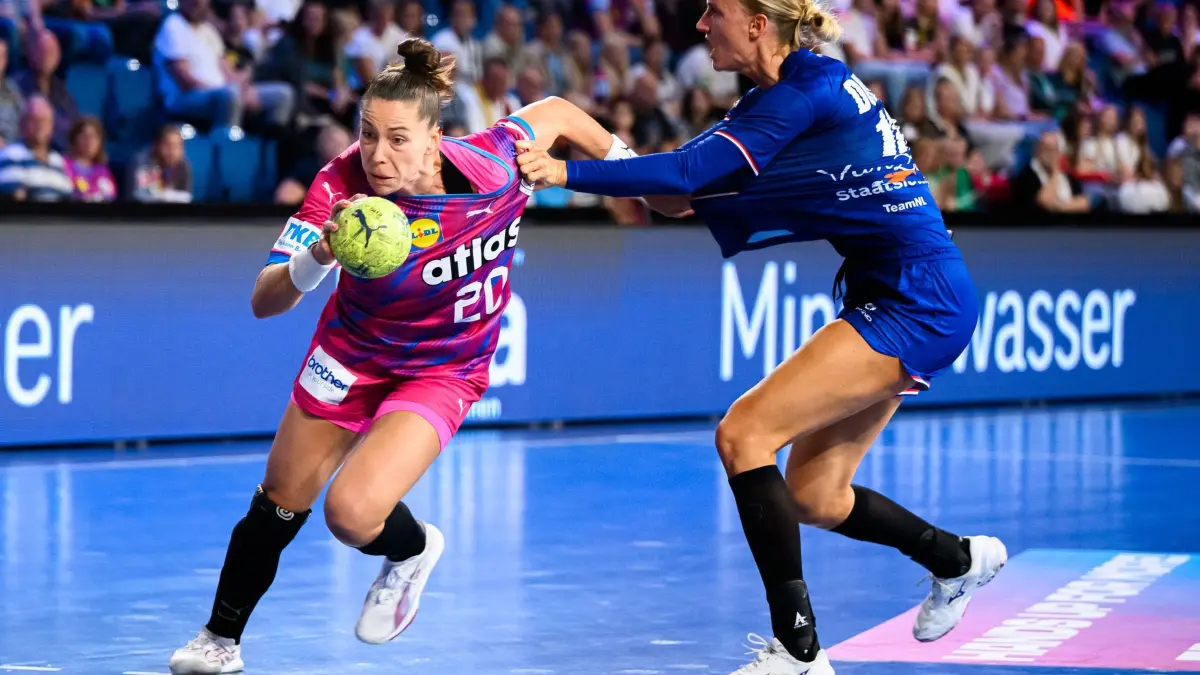 Deutschland - Niederlande: ARCHIV - 21.09.2025, Nordrhein-Westfalen, Krefeld: Handball, Frauen: Länderspiel, Deutschland - Niederlande. Emily Vogel (l,Deutschland) und Kelly Dulfer (Niederlande) kämpfen um den Ball. (zu dpa: «Start in EM-Qualifikation als Appetit-Happen für Heim-WM») Foto: Marco Wolf/dpa +++ dpa-Bildfunk +++