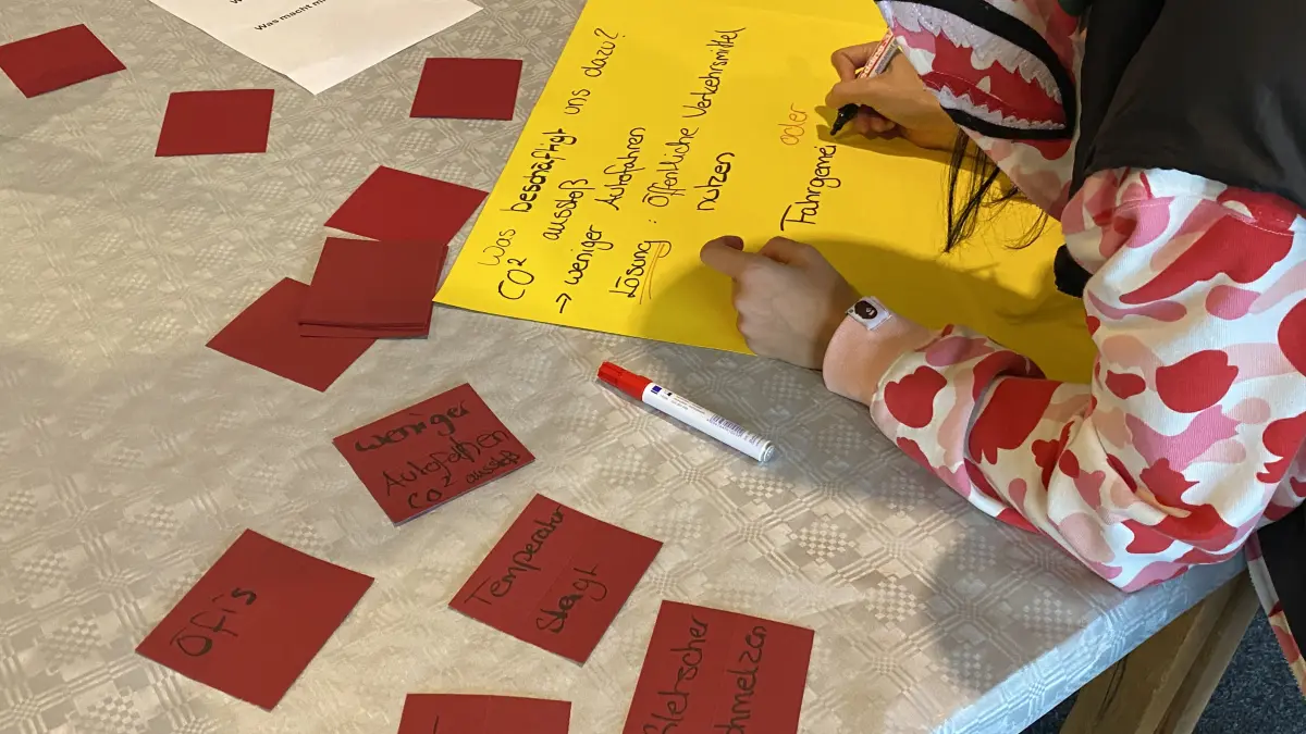 Konzentriert mitschreiben: Ihre Ideen und Forderungen fassen die Jugendlichen auf Plakaten zusammen. Dieser werden an den Ehinger Gemeinderat weitergereicht - der sich, so die Hoffnung, damit auseinandersetzt.