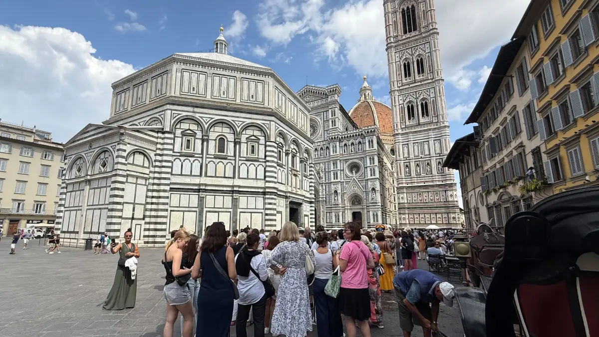 Touristen in Florenz: ARCHIV - 24.08.2025, Italien, Florenz: Touristen vor dem Palazzo Vecchio und dem Dom in Florenz (zu dpa: «Linke siegt bei Regionalwahlen in Toskana») Foto: Christoph Sator/dpa +++ dpa-Bildfunk +++