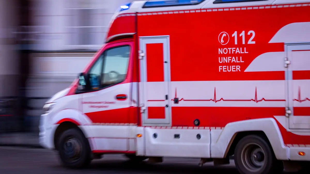 ARCHIV - 07.03.2025, Mecklenburg-Vorpommern, Schwerin: Ein Rettungswagen fährt mit Blaulicht bei einem Noteinsatz durch die Innenstadt. (Aufnahme mit langer Belichtungszeit) (zu dpa: «64-Jähriger stirbt bei Pedelec-Unfall am Sternberger See») Foto: Jens Büttner/dpa +++ dpa-Bildfunk +++