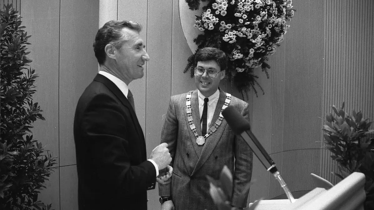 Ehingen, 20 Jahre OB Krieger: Amtseinsetzungs - Feier für Oberbürgermeister Johann Krieger - li. Wilfried Henger - Archivbild 22.12.1986 - Honorarfrei