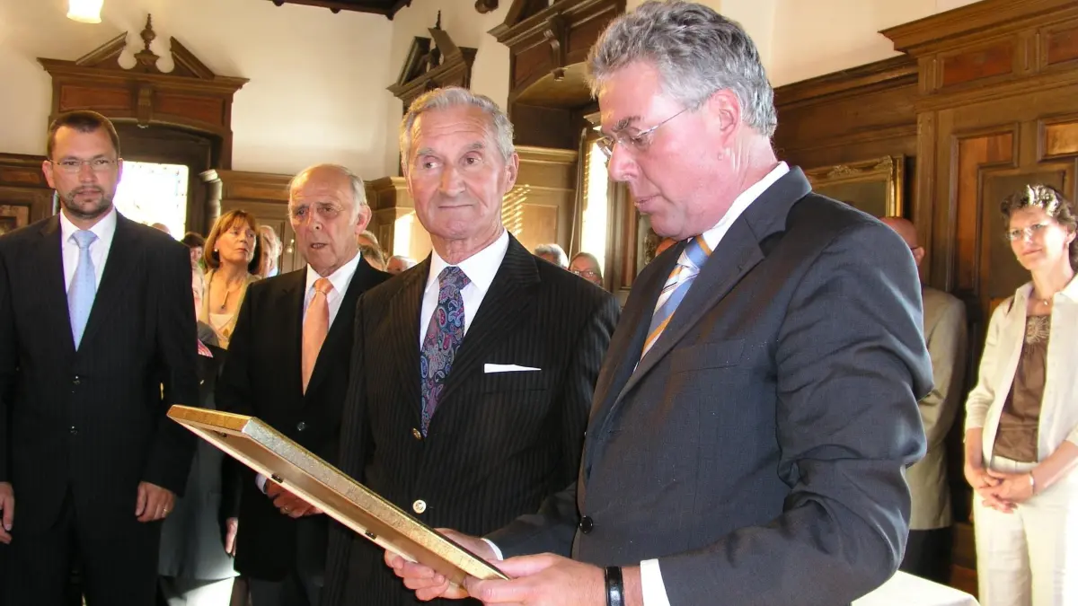 Ehingen, Ehrenbürger Wilfried Henger, Festakt: Oberbürgermeister Johann Krieger übereicht seinem Amtsvorgänger Wilfried Henger (mitte) die Ehrenbürger-Urkunde, links Albert Ackermann. Foto: Moser Ehingen - Honorarfrei