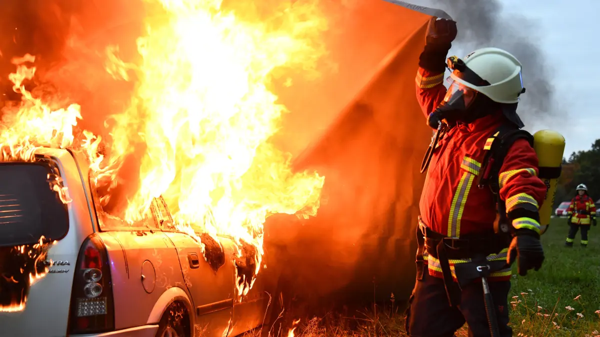 Feuerwehr Munderkingen: Spektakuläre Hauptübung mit brennendem Pkw, brennender Thujahecke und brennendem Altkleidercontainer