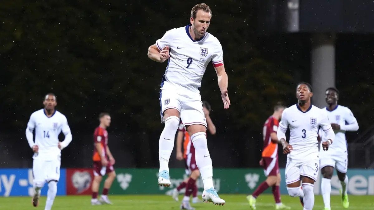 Lettland - England: 14.10.2025, Lettland, Riga: Fußball: WM-Qualifikation Europa, Lettland - England, Gruppenphase, Gruppe K, 8. Spieltag, Daugava-Stadion. EnglandsHarry Kane bejubelt seinen dritten Treffer, nach einem Eltmeter. Foto: Bradley Collyer/PA Wire/dpa +++ dpa-Bildfunk +++