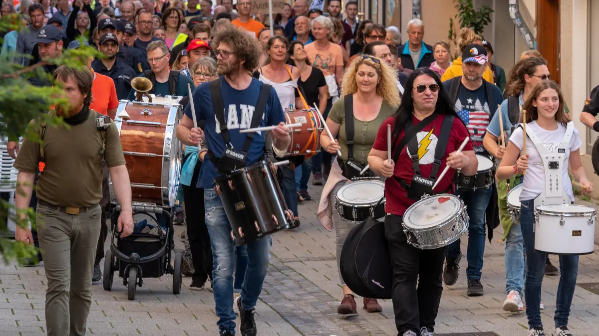 Spaziergänger, Foto? für online: Spaziergänger, Foto? für online
Freitag Demo gegen Coronamaßnahmen