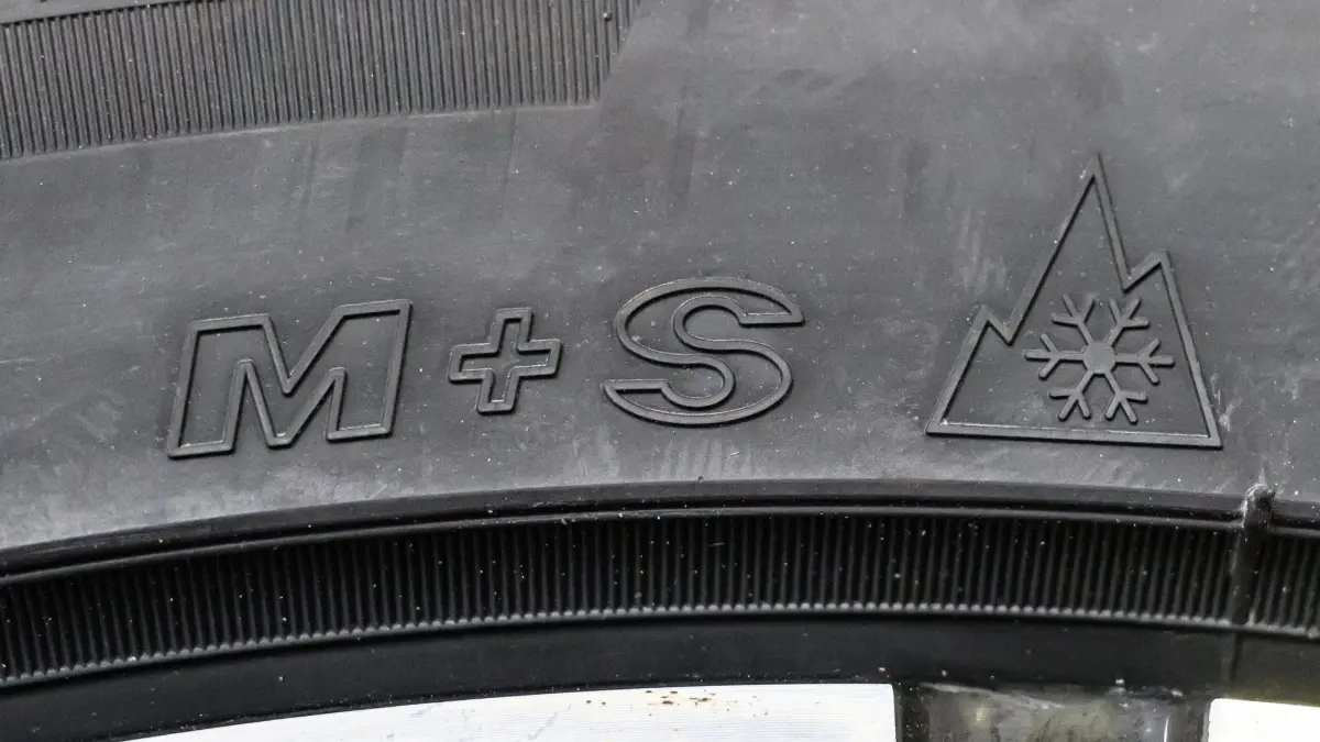 Zeit für Winterreifen: 14.10.2025, Brandenburg, Frankfurt (Oder): An einem Winterreifen sind die Buchstaben M+S (Matsch und Schnee)und das Schneeflockensymbol zu sehen. Es gibt kein festes Datum für das Wechseln von Sommer- auf Winterbereifung. Aber die Faustregel sagt von O bis O (Oktober bis Ostern). Die gesetzliche Mindestprofiltiefe für Winterreifen in Deutschland beträgt 1,6 Millimeter. Aus Sicherheitsgründen raten Experten Winterreifen bereits bei einer Profiltiefe von vier Millimeter zu wechseln. Foto: Patrick Pleul/dpa +++ dpa-Bildfunk +++