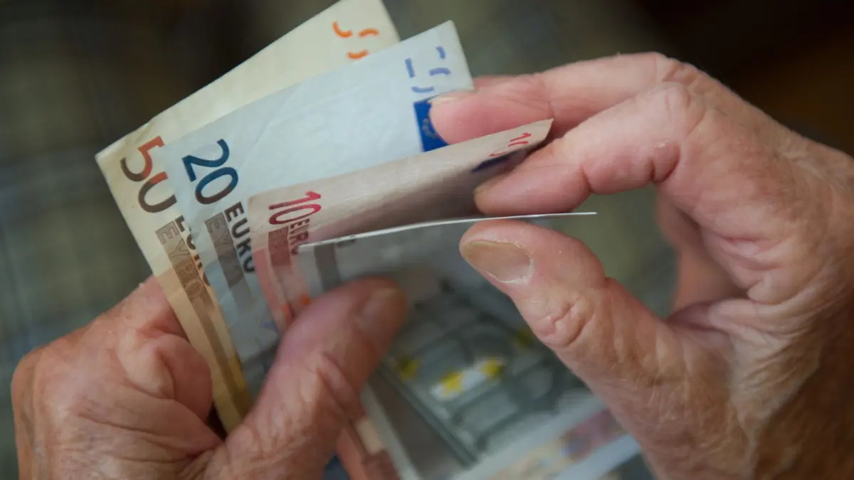 Rente: ILLUSTRATION - 21.08.2022, Baden-Württemberg, Stuttgart: Eine Rentnerin zählt Geld. (zu dpa: «Ruhegehalt-Empfänger seit 2015 fast verdoppelt») Foto: Marijan Murat/dpa +++ dpa-Bildfunk +++