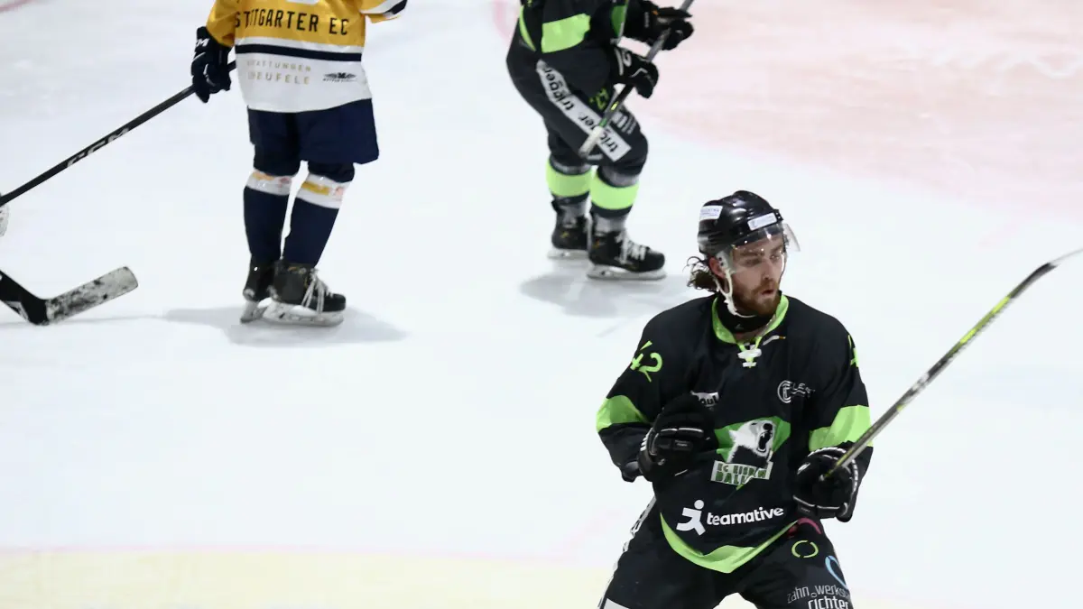 Gelungener Einstand: Neuzugang Tristen Wells (links) bejubelt sein erstes von drei Toren beim Auswärtssieg der Eisbären Balingen zum Saisonauftakt gegen die Stuttgarter EC 1b.