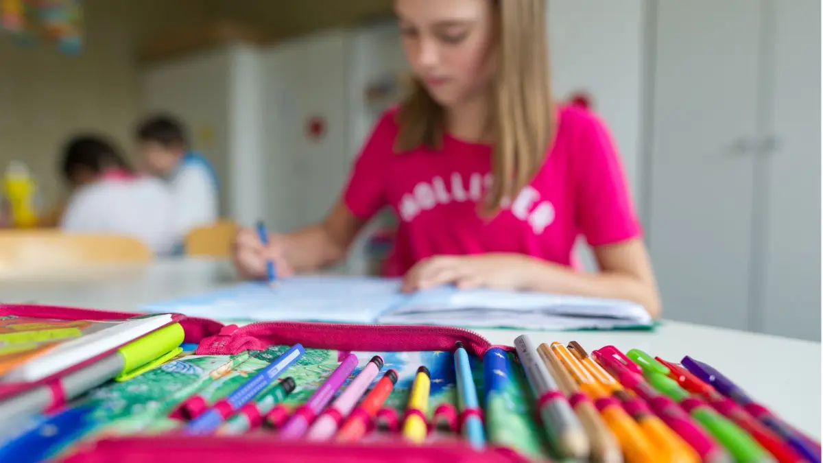 Eine Grundschülerin der Gerhart-Hauptmann-Schule ist am Mittwoch (29.02.2012) in Mannheim in einem Kinderhort der Stadt hinter einer Schulmappe mit Stiften zu sehen. In Baden-Württemberg gibt es zu wenig Hortplätze für Grundschüler. Allein in Mannheim fehlen im kommenden Schuljahr über 700 Plätze, unter anderem weil qualifizerte Erzieher fehlen. Foto: Uwe Anspach dpa/lsw (zu lsw-Korr: "Hortplätze für Grundschüler fehlen" vom 01.03.2012) ++ +++ dpa-Bildfunk +++