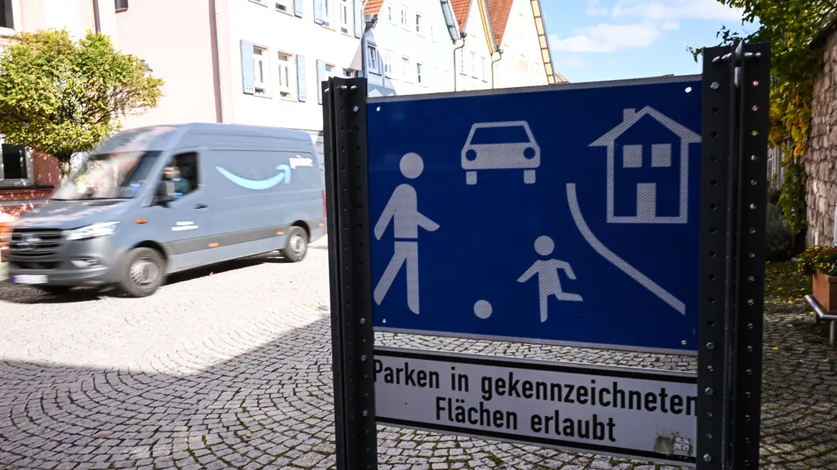 Verkehrsschild Spielstrasse : Horb (Kreis Freudenstadt) 14.10.2025
Symbolbild, Verkehrsschild Spielstrasse und Lieferverkehr, Transporter
FOTO: Pressefoto ULMER / Markus Ulmer xxNOxMODELxRELEASExx