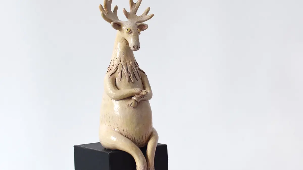 Sitzender Hirsch von Polina Prokhorovych.