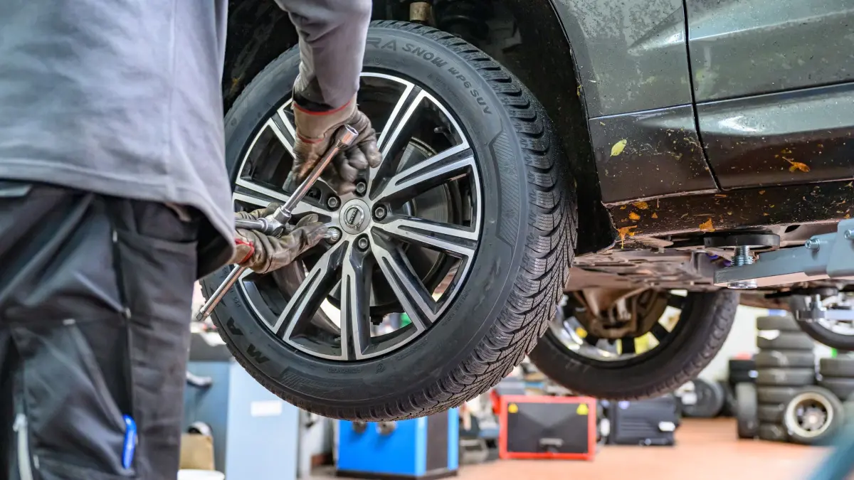 Zeit für Winterreifen: 14.10.2025, Brandenburg, Frankfurt (Oder): Ein Winterreifen wird in einer Werkstatt an ein Auto montiert. Es gibt kein festes Datum für das Wechseln von Sommer- auf Winterbereifung. Aber die Faustregel sagt von O bis O (Oktober bis Ostern). Die gesetzliche Mindestprofiltiefe für Winterreifen in Deutschland beträgt 1,6 Millimeter. Aus Sicherheitsgründen raten Experten Winterreifen bereits bei einer Profiltiefe von vier Millimeter zu wechseln. Foto: Patrick Pleul/dpa +++ dpa-Bildfunk +++