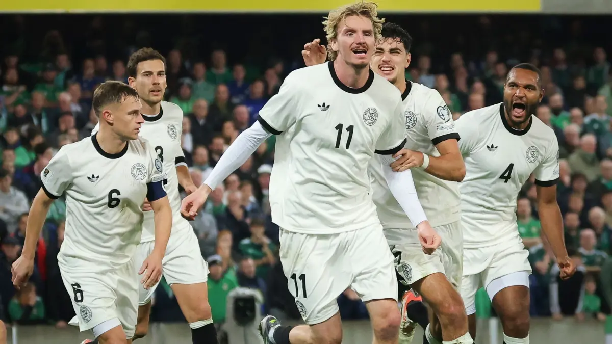 Nordirland - Deutschland: 13.10.2025, Großbritannien, Belfast: Fußball: WM-Qualifikation Europa, Nordirland - Deutschland, Gruppenphase, Gruppe A, 4. Spieltag, Windsor Park, Nick Woltemade (Deutschland, M) feiert seinen Treffer zum 0:1 mit Joshua Kimmich (l-r), Leon Goretzka, Aleksandar Pavlovic und Jonathan Tah. (zu dpa: «Glücklicher Woltemade: Schulterklopfer für ein Schultertor») Foto: Christian Charisius/dpa +++ dpa-Bildfunk +++